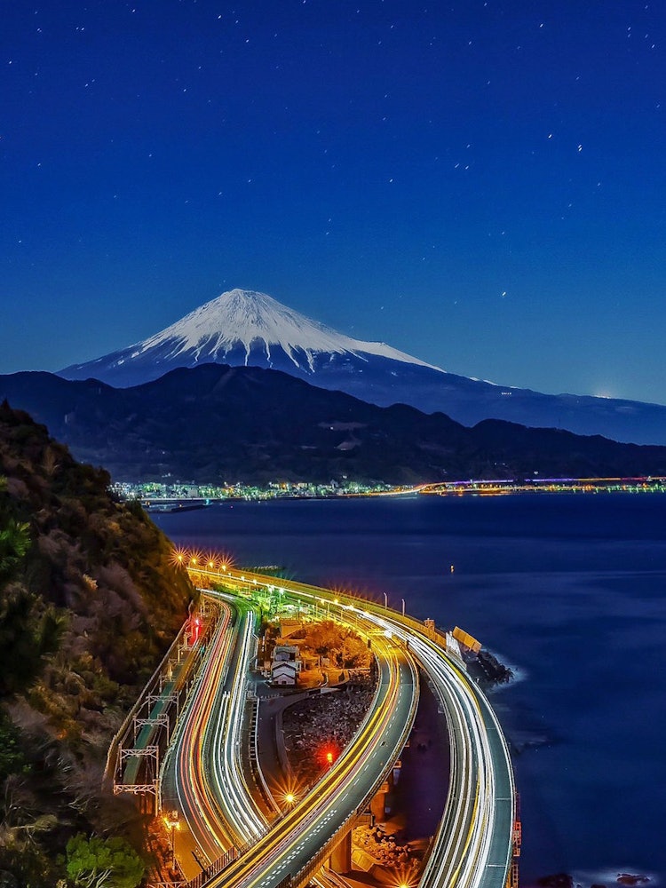 [相片1]眺望富士山的牟息田峠戴着雪帽的富士山很美冬季参观天气很冷，因为是深夜我想再次用雪帽拍一张富士山的照片。