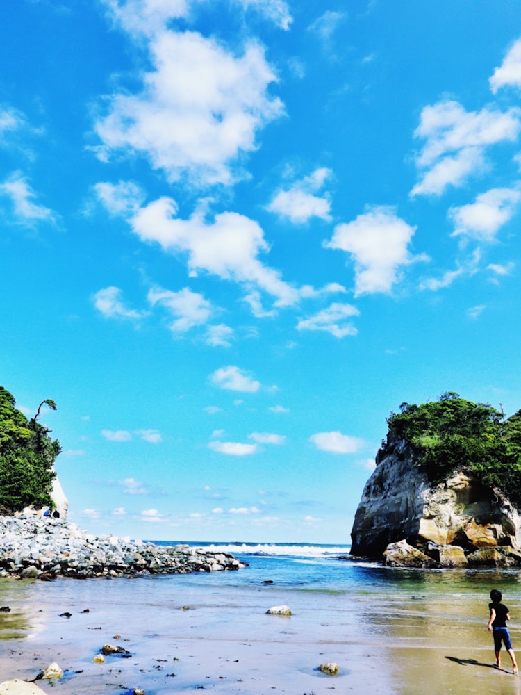 [Image1]One photo at Takato Obama Beach in Takahagi City, Ibaraki Prefecture.A boy in short-sleeved shorts r