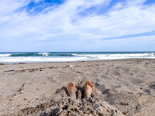 [画像1]南房総和田浦海岸で砂風呂体験中♨️海を見ながらの砂風呂は良いね〜⛱️