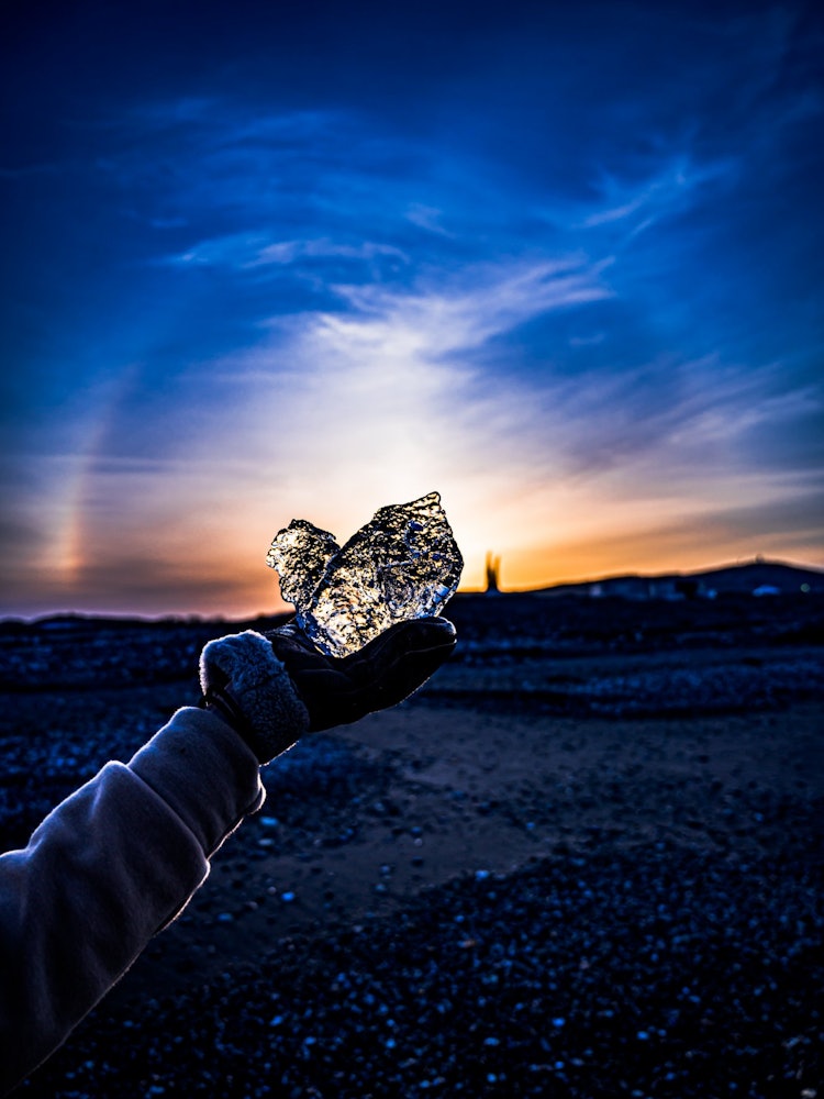 [이미지1]홋카이도 몬 베츠, 관광 명소의 게 발톱을 배경으로 사진을 찍었습니다.강 얼음으로 만든 매우 투명한 보석 아이스크림.몬베츠에서는 드물지만 하트 모양이었습니다.블루 아워의 석양에 겹