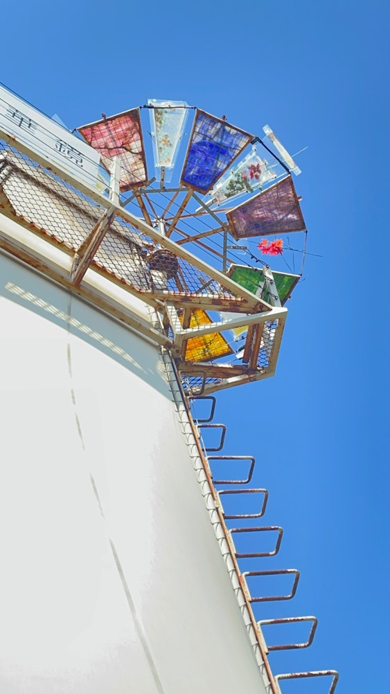 [画像1]今年の7月に長浜に友人と行った時に見つけた大きな万華鏡の写真です！ ドーム状になっていて手動でレバーを回すと中で綺麗な万華鏡が観れるものでした。 外側が風車のようにくるくる回る姿が綺麗だったので撮りま