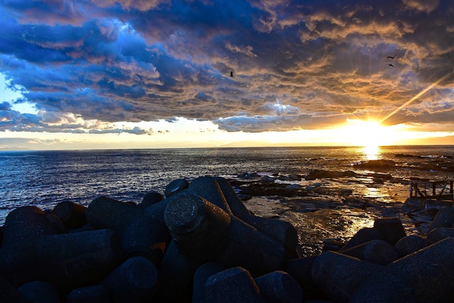 [画像1]久々に江ノ島に行って来た🏝️お気に入りの場所で夕陽を狙ってたら何やら普通じゃないのが撮れたよ🌅分厚い雲にトンビが優雅に舞ってる姿も良いな🤩