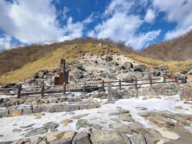 [画像2]那須高原の、殺生石まで、行ってきました。 ２月の那須高原は、雪が積もっていて展望台まで、行けませんでした。 けれど、足湯があって良かったです。