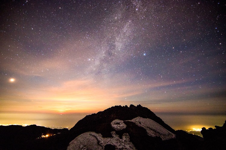 [Image1]This photo was taken at Mt. Nanataka, the outer ring of Mt. Chokai in Akita Prefecture. The Milky Wa