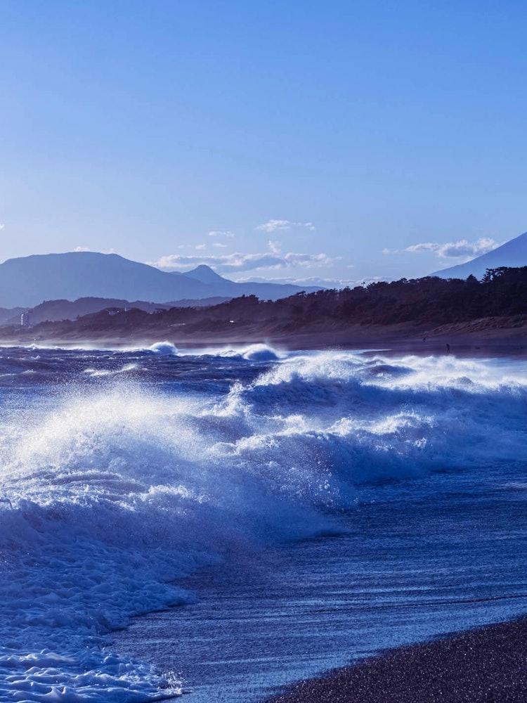 [이미지1]오이소 테루가사키 해안과 후지산을 바라볼 수 있는 명승지입니다해변은 평소에는 잔잔하고 호숫가에서 놀거나 낚시를 하는 사람들로 붐빕니다만, 거친 파도가 밀려오는 이날은 후지산의 웅장