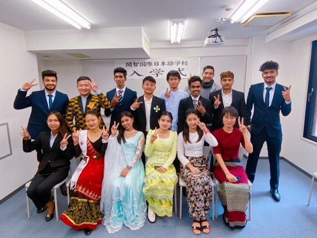 [画像1]先日、10月入学生の入学式を行いました。 15名の新しい学生が加わり、学校もとてもにぎやかになりました😊みんな自分の国・自分の民族の服を着ていて、とても華やかでしたよ。 同じ国でも服が違うのはとても興