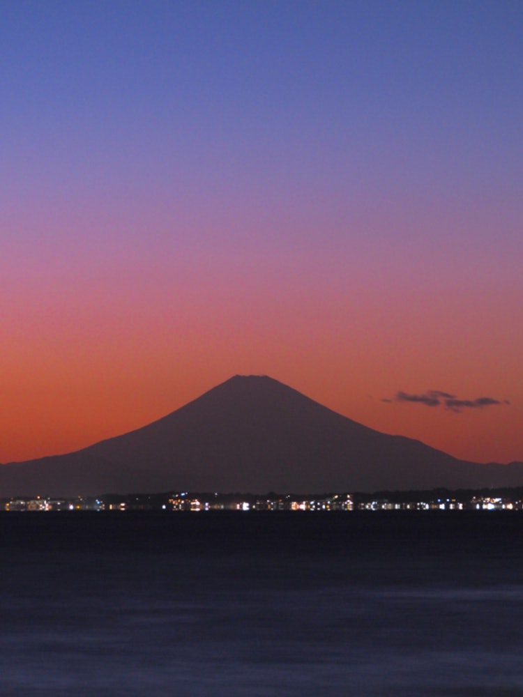 [相片1]從金谷港、千葉縣、東京灣和富士山出發對岸的路燈讓你感受到大海的浩瀚。即使在黃昏時分，富士山的存在也是壯觀的。