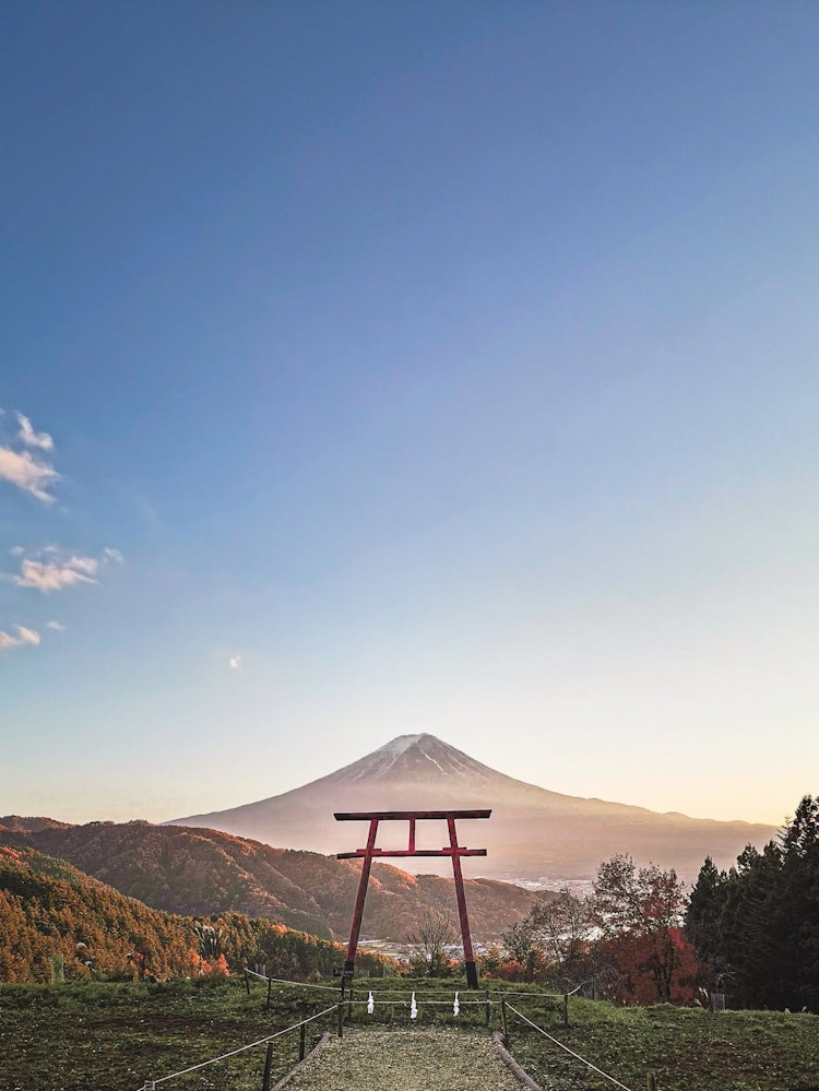 [相片1]川口淺間神社遙香禮拜場所。黃昏時的富士山在所謂的「空中鳥居」。。在這裡，您可以同時看到山上的鳥居和富士山，讓您感受到日本。參觀時要有禮貌和適度！