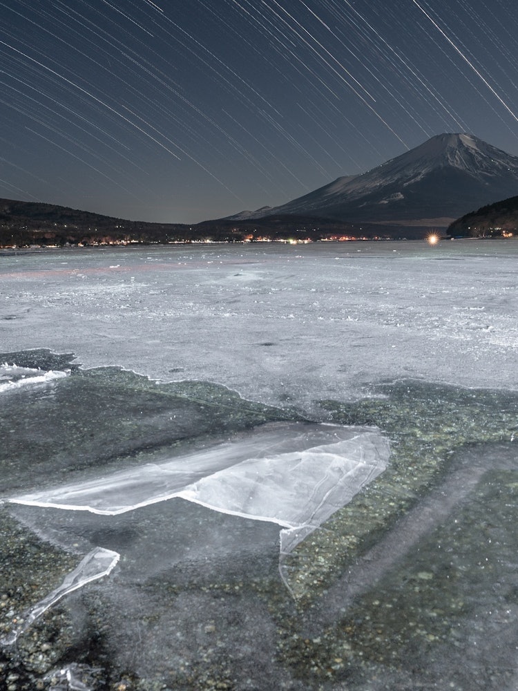 [Image1]Mt. Fuji and the starry sky can be seen from the frozen Lake Yamanaka.