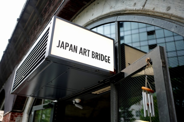 [画像1]東京の神田満生橋は、文学と芸術の雰囲気が強い新しい景勝地です。駅下の狭い空間は、探検に適した世界に巧みに変身しました。ここでは、コーヒーを飲みながら、川沿いの景色をぼんやりと眺めることができます。