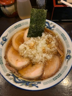 [画像2]八王子ラーメンは東京都八王子市の自慢の人気のご当地ラーメンです。醤油ベースのあっさりの優しい味のラーメンで、刻み玉ねぎを具として使用しておりスープの表面に脂が浮いています。シンプルな作りとなっています