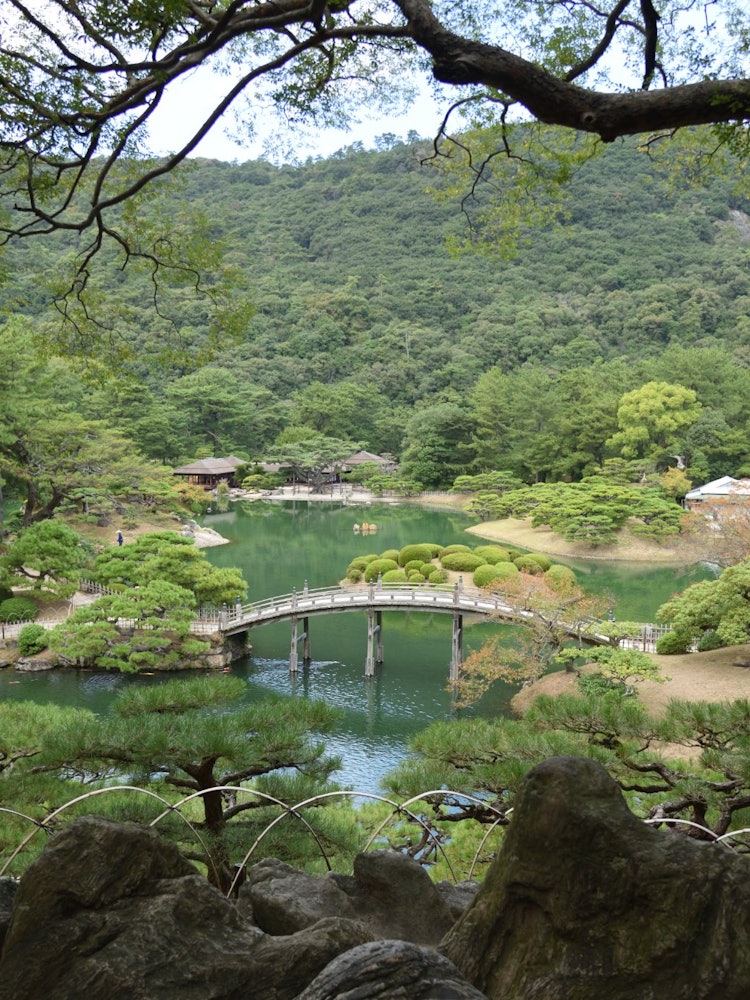 [相片1]它是香川縣的栗林公園。 這是一個宜人的花園，綠樹成蔭。
