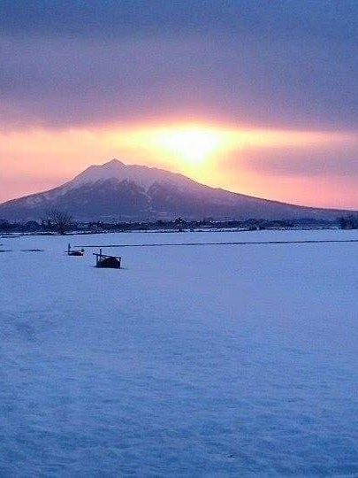 [Image1]Tsugaru Fuji Sunset at Mt. IwakiThis photo was taken from inside the train on the way from Kuroishi 