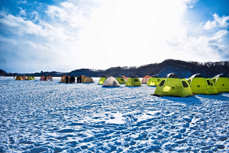 [画像1]冬の間、網走湖は完全に凍りました。湖の真ん中を歩くこともできます。この時期、ワカサギ釣りは北海道で非常に人気があり、本当に非常にエキサイティングなイベントです。去年の冬、網走湖でワカサギ釣りを楽しに行