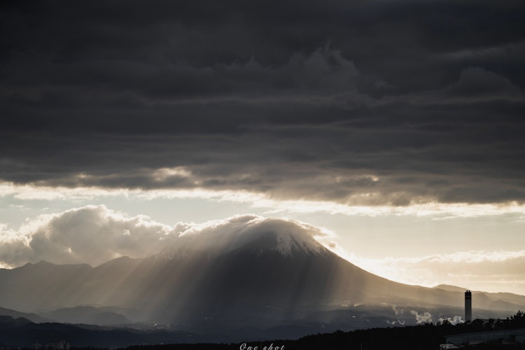 [相片1]自然光的奧秘地點 鳥取縣境港市鳥取在惡劣天氣下特有的雲層縫隙中閃出的光線規模是不同的。
