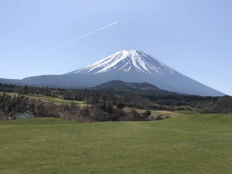 [画像1]富士山が見えるゴルフ場に行ってきました。どのホールからも富士山が見えてとてもすてきなコースでした。