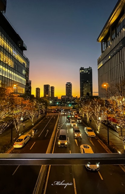 [Image1]大阪のイルミネーション歩道橋から眺める夜の道路と高層ビルが、とてもクールです！グランフロント大阪の近くで撮影しました！機材はiPhone13ですいつもはカメラで撮影しますが、人が多く行き交う場所ですの
