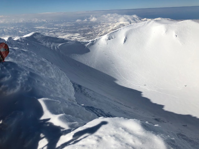 [Image1]真冬の羊蹄山山頂から見たお釜の中です。白と青と影以外に余計なものがない自然の絶景です。