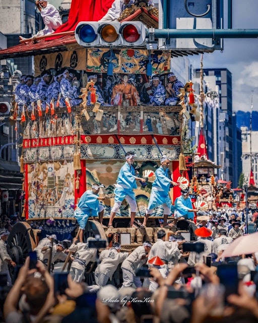 [画像1]京都の祇園祭巡行の様子。38度の気温、人混み、汗ばむ男たち、それを一瞬たりとも見逃さないカメラマン。いろんな意味でアツい祭りであった。