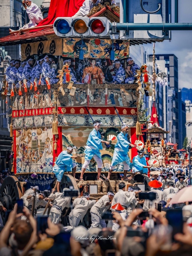 [Image1]The Gion Festival procession in Kyoto.The 38-degree temperature, the crowds, the sweaty men, the pho