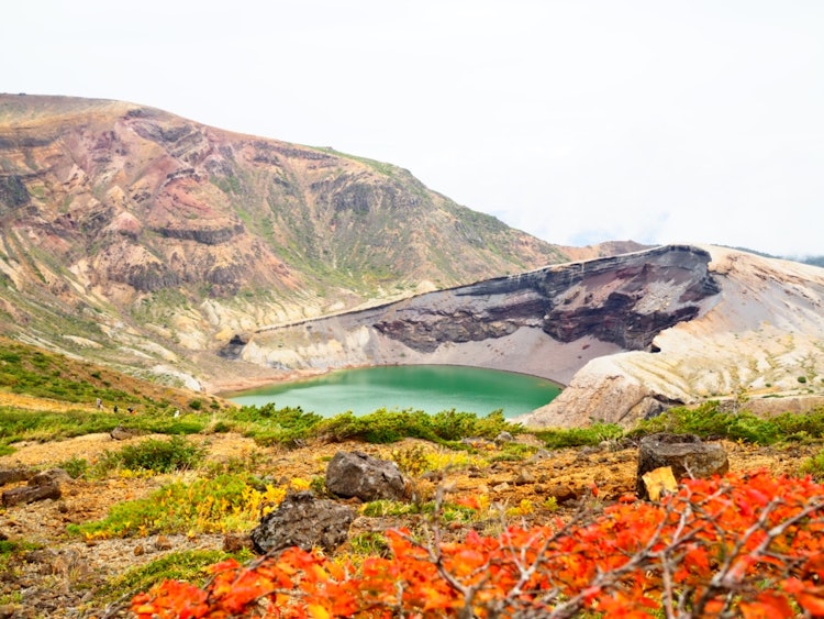 [相片1]初秋的岡山。 秋天周圍略帶色彩，火山湖的綠色和樹木的紅色與風景相得益彰。 空氣很涼爽，我能感覺到季節的變化。