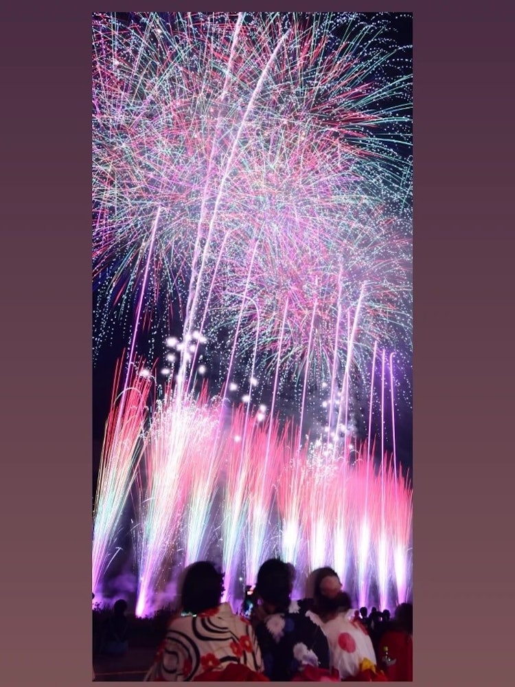 [画像1]長野県飯山河畔花火大会にて。 間近で上がる花火の力と美しさは圧巻でした。