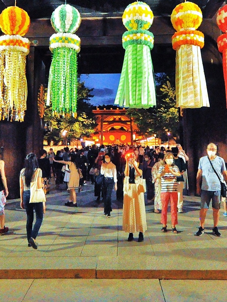 [相片1]拍攝地點靖國神社，千代田區，東京拍攝時的想法靖國神社的三玉節是夏季的傳統，七夕裝飾的條帶讓我感受到了人們和外國人的節日氣氛。