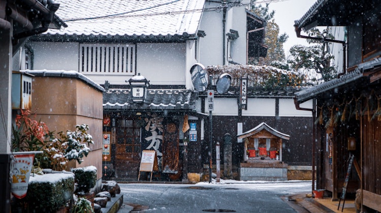[相片1]這是奈良縣奈良市「奈良町」下雪天的照片。 奈良市的雪不多，幾年來第一次下雪，由於白雪皚皚的風景，我從一開始就喜歡的城市景觀變得更加吸引人。