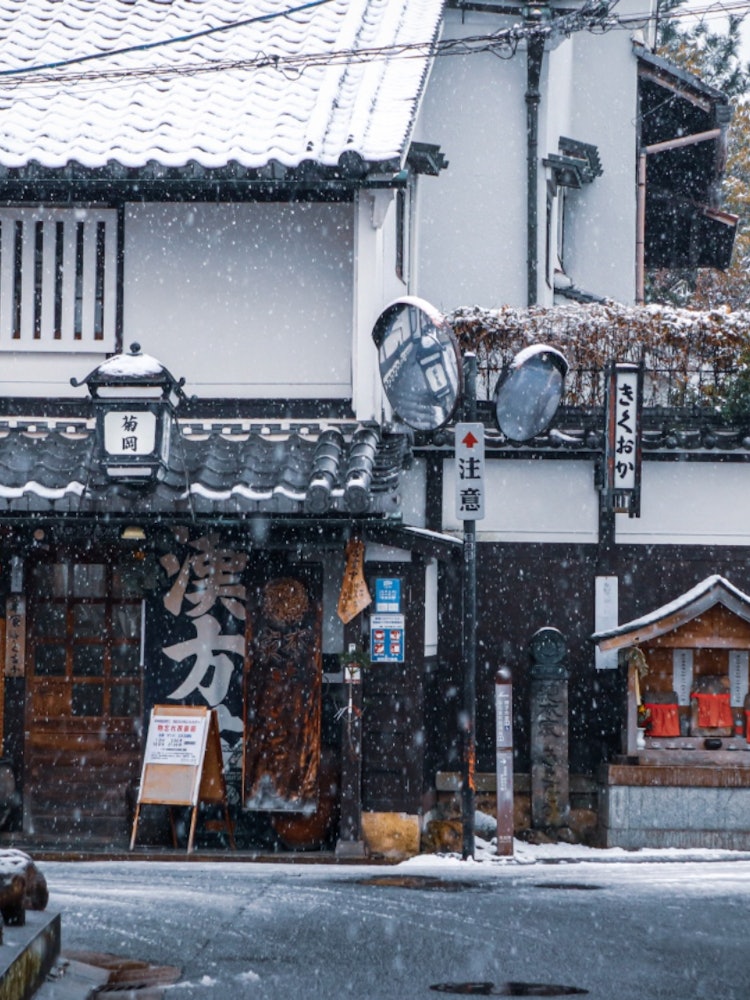 [相片1]这是奈良县奈良市“奈良町”下雪天的照片。 奈良市的雪不多，几年来第一次下雪，由于白雪皑皑的风景，我从一开始就喜欢的城市景观变得更加吸引人。