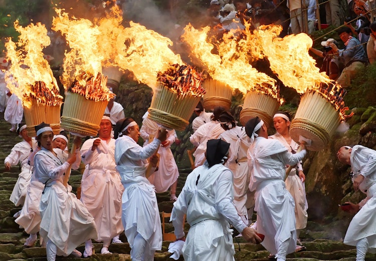 [相片1]它是日本三大火祭之一，被指定為日本重要的無形民俗文化財產。 看到 12 個重約 50 公斤的大型火炬沿著通道遊行，真是太壯觀了。 今年的頒獎典禮將於7月14日舉行。