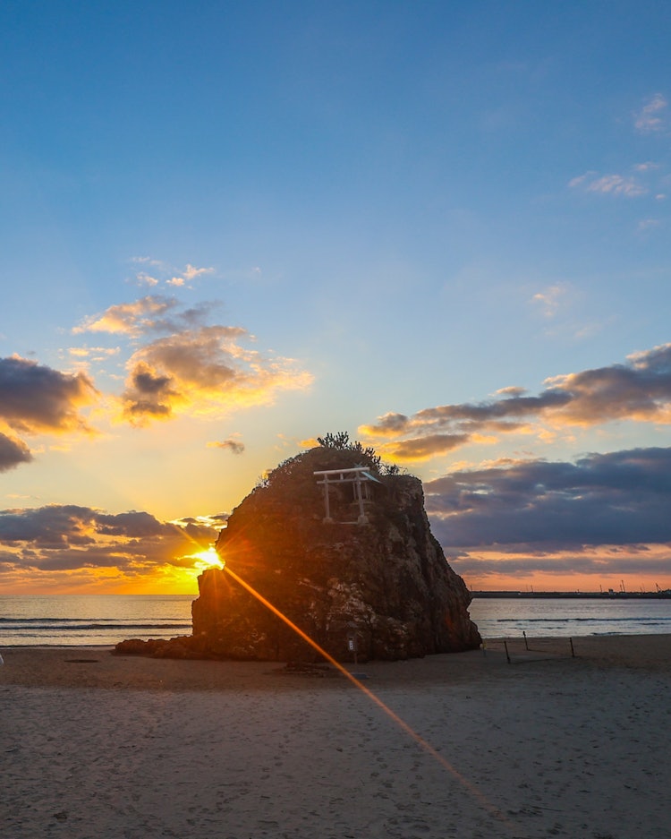 [画像1]『日の沈む聖地 出雲〜稲佐の浜〜』弁天島に掛かる夕日が とても美しい！