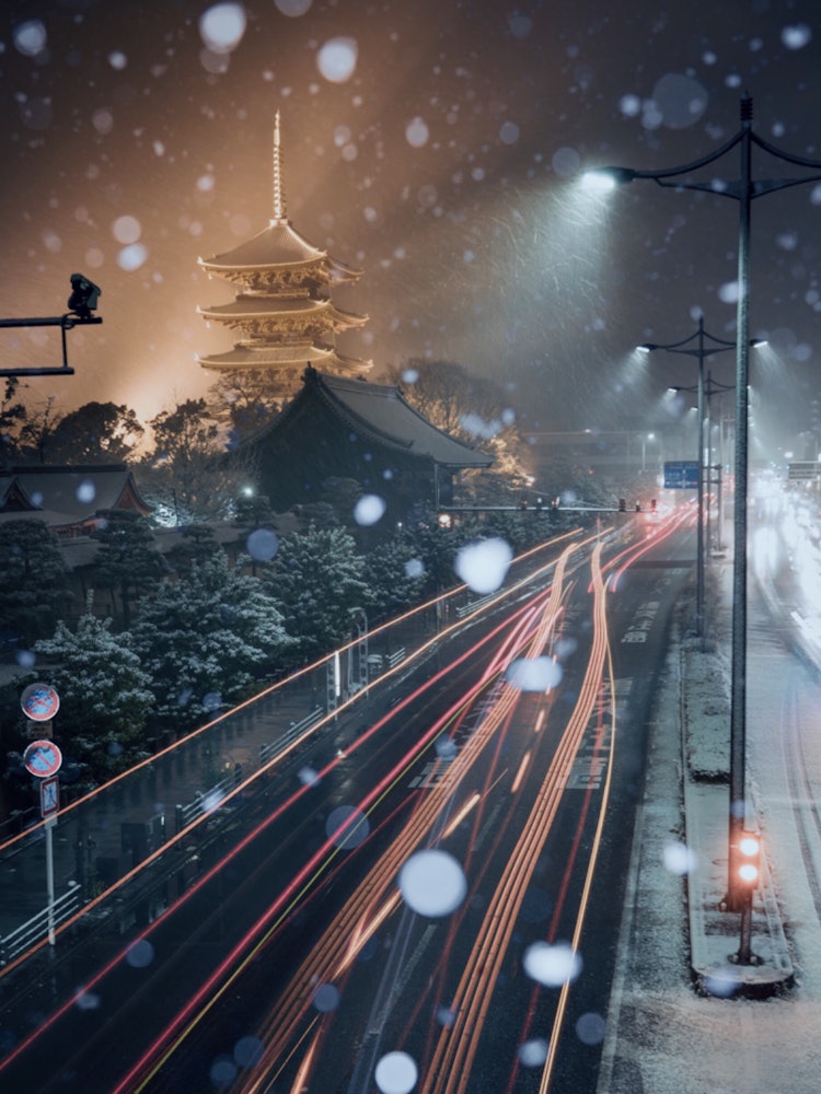 [画像1]京都府、雪の東寺。春は桜、秋は紅葉と有名ですが雪の東寺もとても美しいです。なかなか見れないこの景色、雪の中でライトアップで浮かび上がる様が美しいです。ライトアップは毎日23時ごろまでされています。