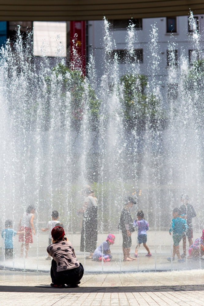 [相片1]地點：IWGP（池袋西口公園）在噴泉前玩耍的孩子們