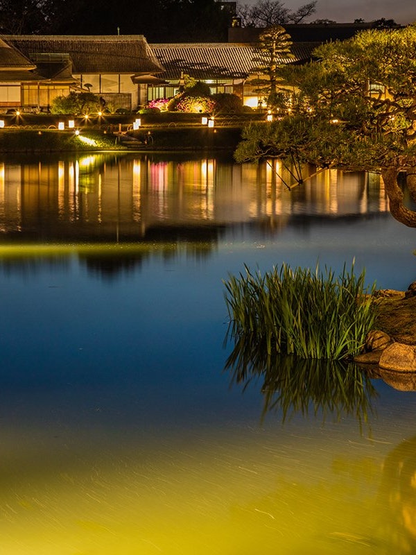 [相片1]岡山後樂園是日本岡山市三大名庭園之一。 每年8月1日至31日，都會舉辦夏夜燈飾活動「夢幻花園」。 在此期間，還舉辦投影和音樂會。 晚上天氣涼爽的時候，在燈火通明的日本花園裡散步也很好。