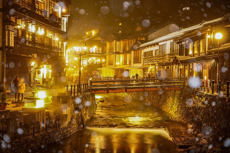 [画像1]銀山温泉の雪景色。輝く街並みが美しいです。