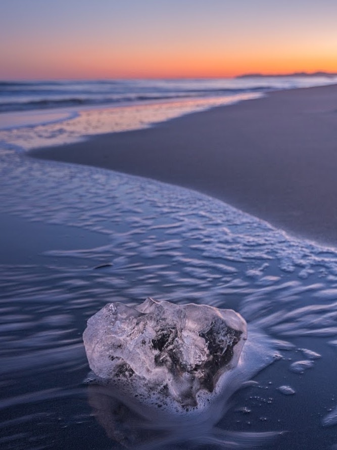 [Image1]Evening Jewelry Ice...The ice of the Tokachi River flows into the Pacific Ocean.This block of ice, p