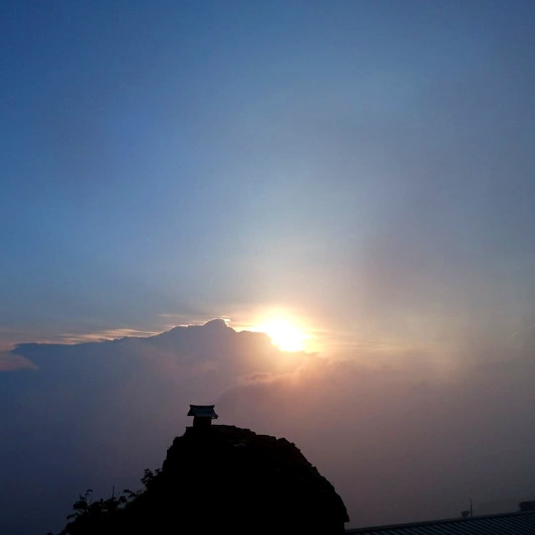 [Image1]Sunrise at Mt. Tsurugi. Tsurugisan Hongu Hozoseki Shrine silhouette.