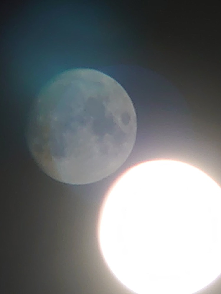 [相片1]月亮。光線和鏡頭惡作劇。