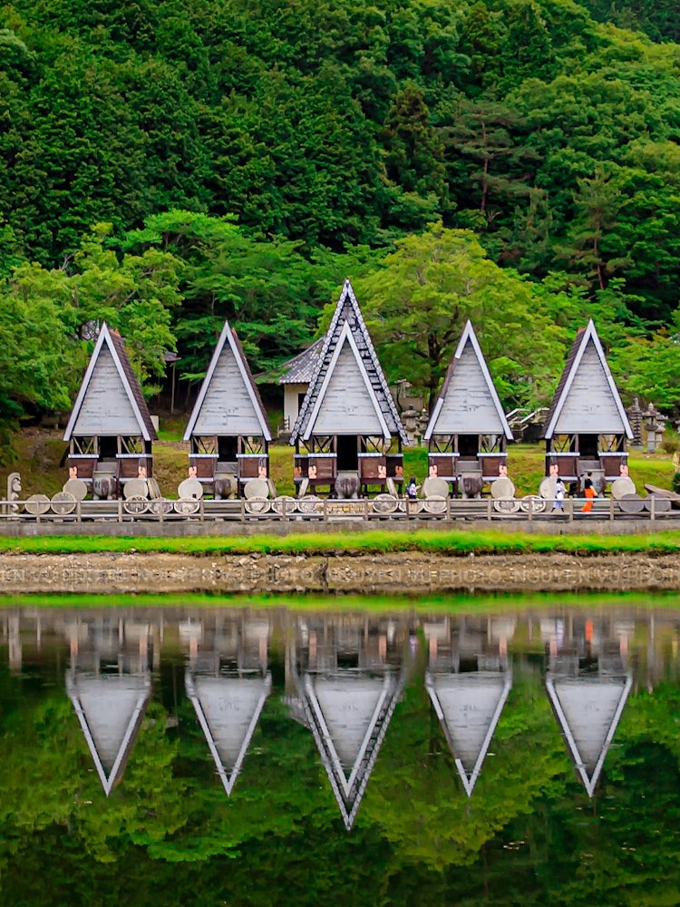 [Image1]Reflection of the mountain hutIn Himeji City, Hyogo Prefecture
