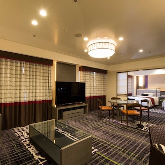 [画像2]ニューオータニイン札幌は地上13階建ての総客室数340室のホテルです。お部屋は洋室338室、和室2室があり、12階・13階にはジャパニーズモダンスタイルのスイートルーム・プレミアムルーム5部屋をご用意