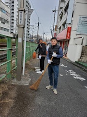 [画像2]学校で大掃除を行いました。 男子学生たちが中央線の線路沿いの雑草を抜き、ほうきで掃いてきれいにしてくれました。 道がとてもきれいになり、気持ちがよかったです。 学生たちはよく日本の道はとてもきれいだと