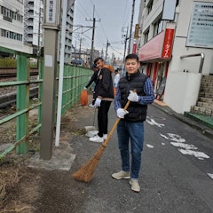 [Image2]We did a general cleaning at school. Male students pulled weeds along the tracks of the Central Line