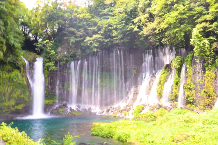 [相片1]它是靜岡縣的白豆瀑布。這是夏天拍攝的，但在瀑布附近涼爽舒適，我精神煥發。 我認為它變成了一個你可以感受到瀑布流動的人。