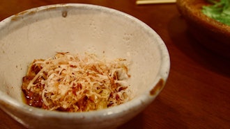 [Image2]Don't think that Sanuki cuisine only has udon noodles. The bone-in chicken leg (bone chicken) from M