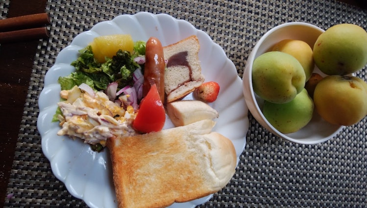 [相片1]早餐是用廚房花園裡的東西烹製的。 蛋黃醬和土豆沙拉是最好的。 酒店還在早晨供應生菜、草莓和李子。