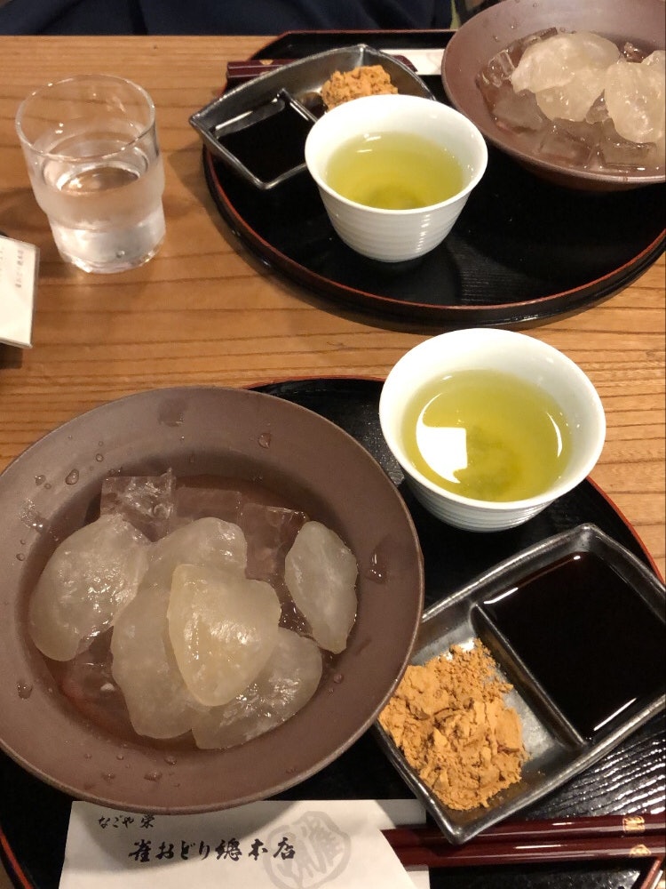 [相片1]它是来自名古屋市荣区的麻雀大通Sohonten的蕨麻糬。 它有🤤🤍弹性，很好吃。
