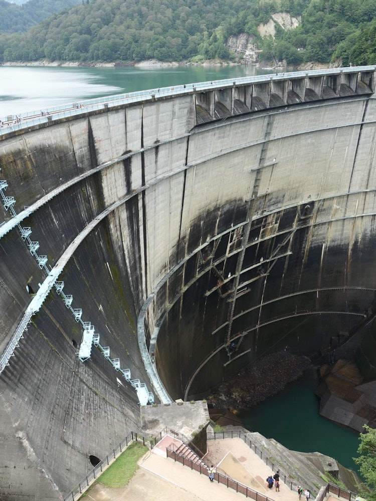[相片1]它是富山县的黑部水坝（夏季）。