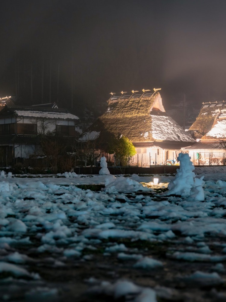 [画像1]京都府美山かやぶきの里日本人の観光客は少なかったのですが、海外からの観光客で賑わい雪遊びや雪だるま？ 作りで盛り上がってたのですが、中には何かの造形物の様な物もあり、異様な光景でしたが、これはこれでア