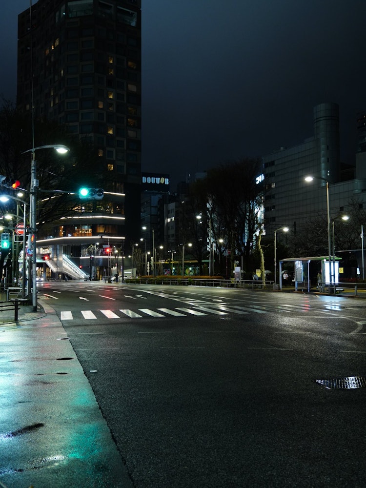 [画像1]雨上がりの渋谷にてサイバーパンク感がとても感じられる一枚です