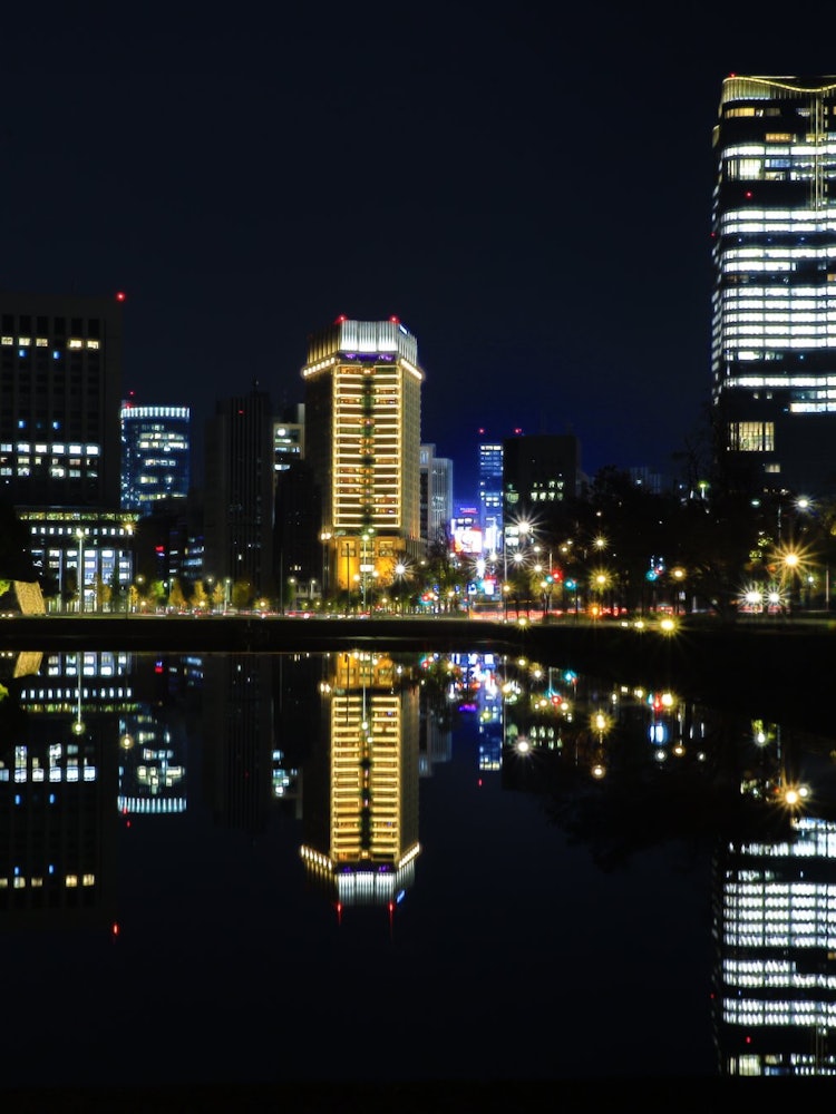 [相片1]我拍了一張日比谷的建築的照片，倒映在皇居櫻田門附近的凱旋護城河中。櫻田門和石牆也被點亮，並安裝了長凳。您可以慢慢欣賞風景。